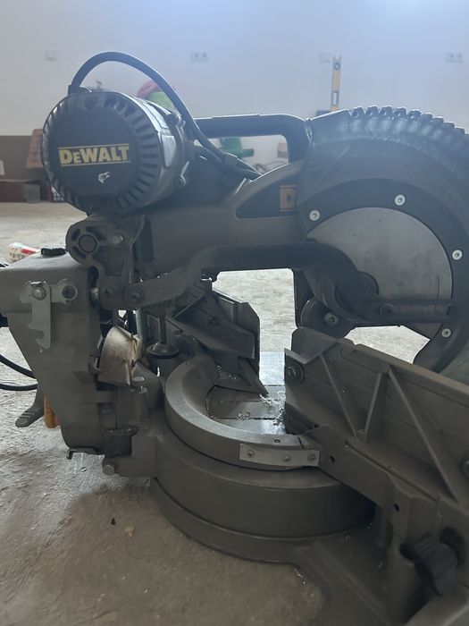 Fierastrau circular de bancDeWALT DWS 780