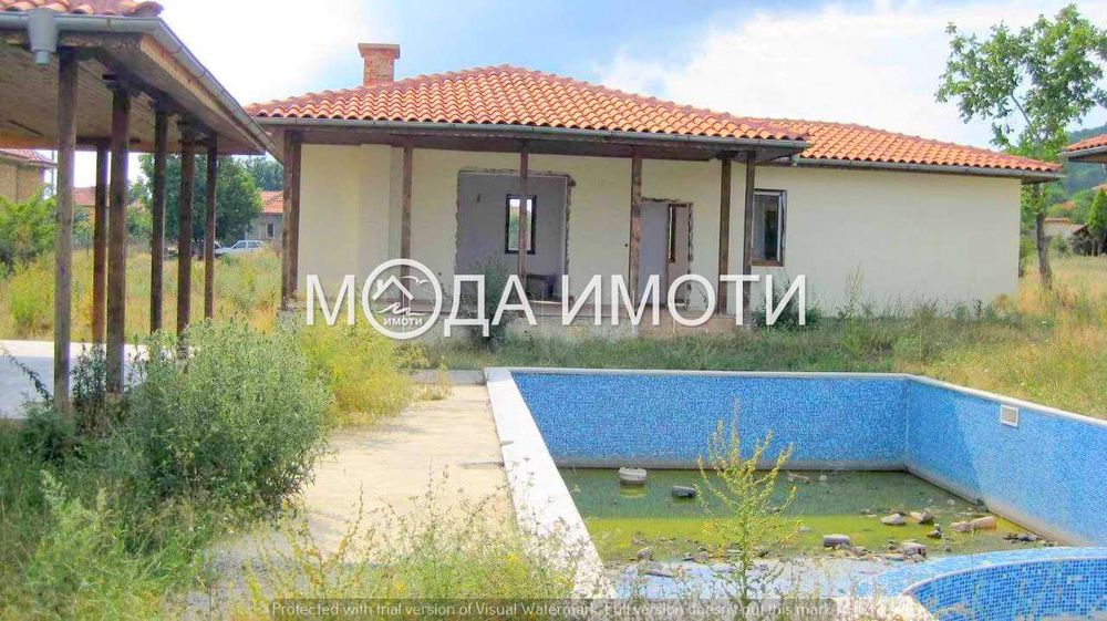 Инвестиционна възможност: Незавършен проект с 3 бунгала и  басейн.