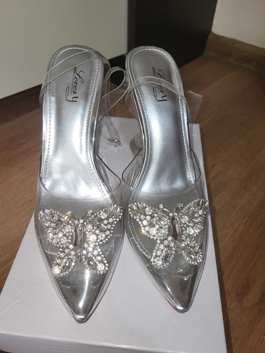 Дамски токчета с пеперуди