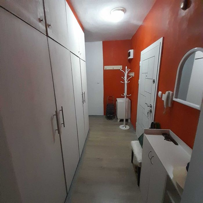 под наем - едностаен, 50м2, жк Света Троица