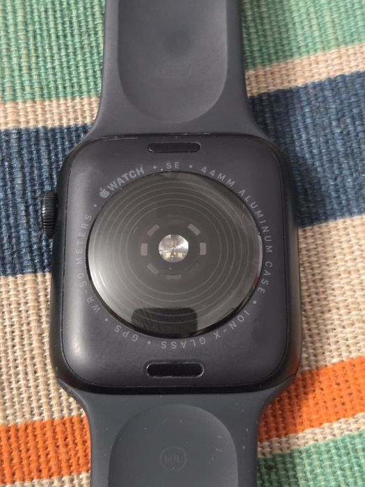 Apple Watch SE 44mm – 93% sanatate baterie - Black – încărcător + curea – resetat