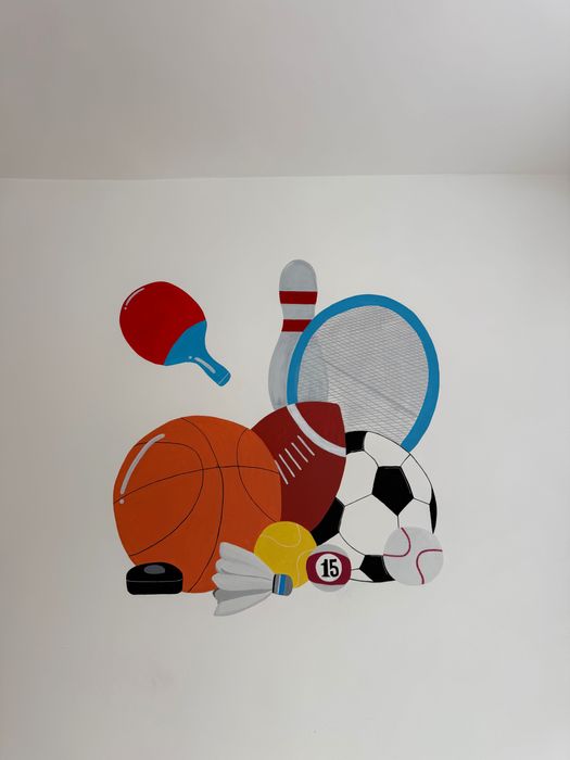 Рисунки на стенах и барельеф