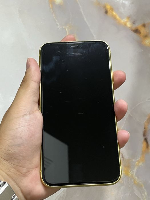 iPhone 11 — 64 GB