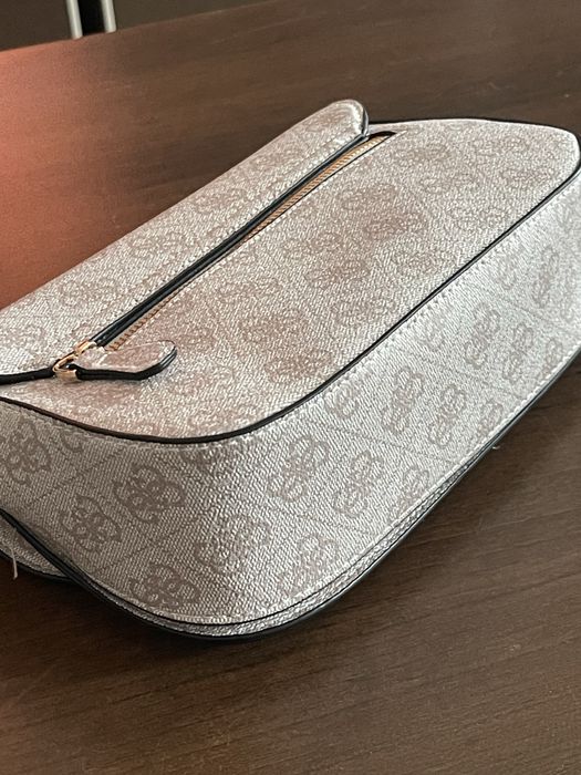 Geanta Guess bej cu logo