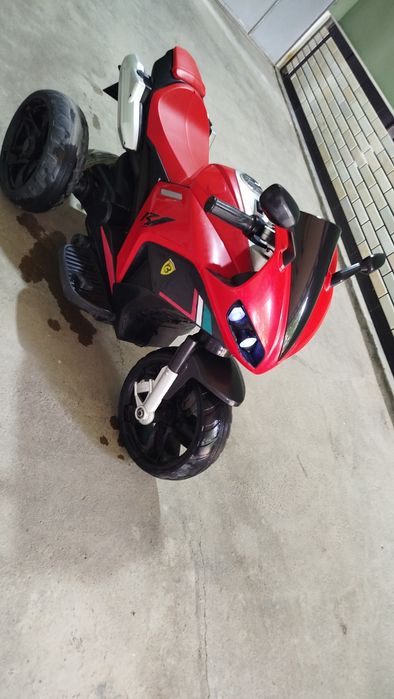 Bolalar matatsikili  1 akumlatorli uch balonli  rangi qizil