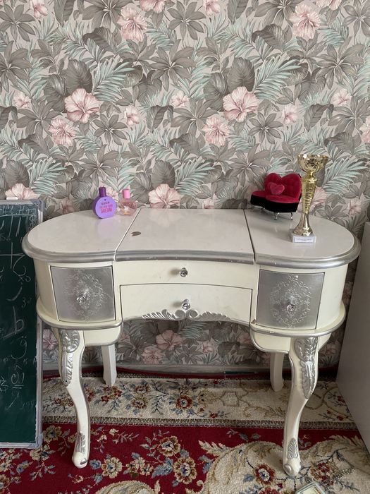 Продается комплект мебели