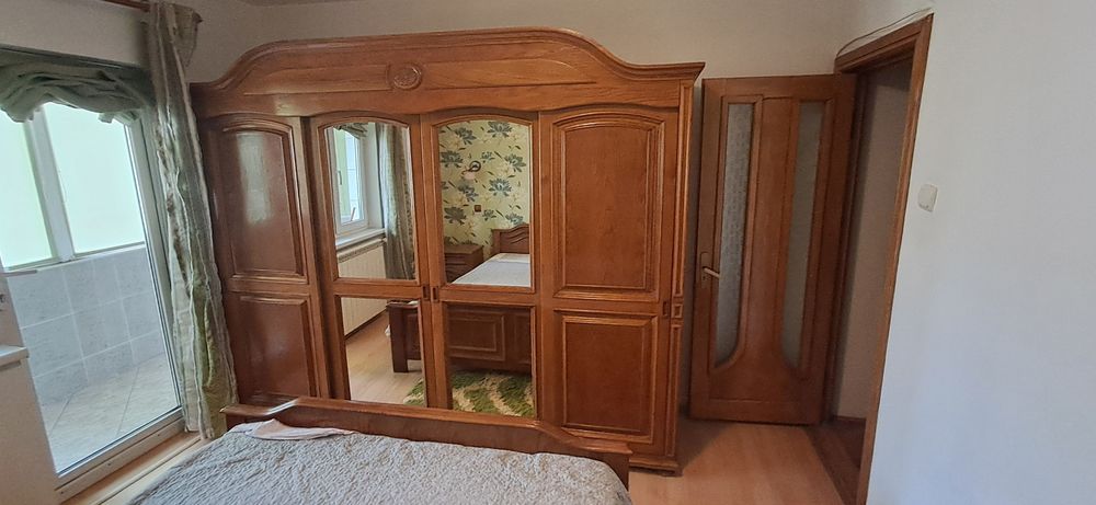 Mobilier lemn masiv in condiții foarte bune.