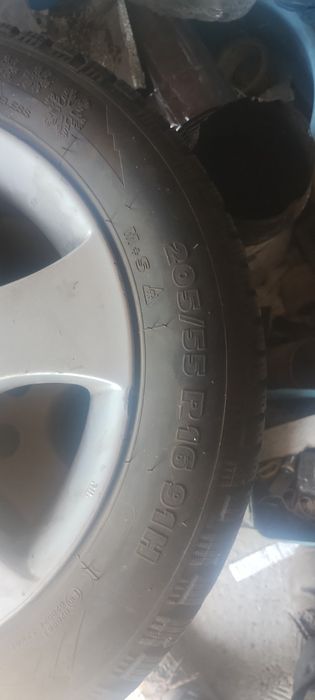 Продавам алуминиеви джанти със зимни  гуми.Нови на един сезон
