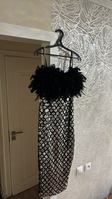 Платье с перьями и пайетками