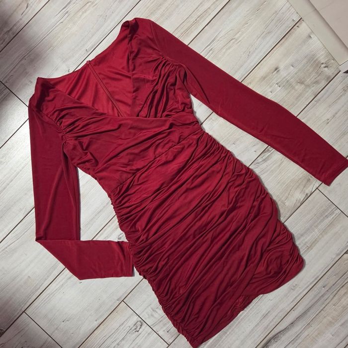 Червена секси оформяща рокличка