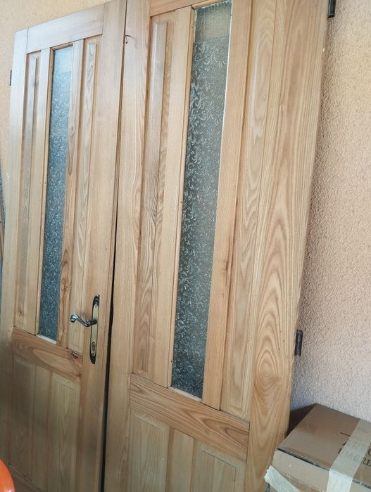 Vând ușa dublă lemn masiv!