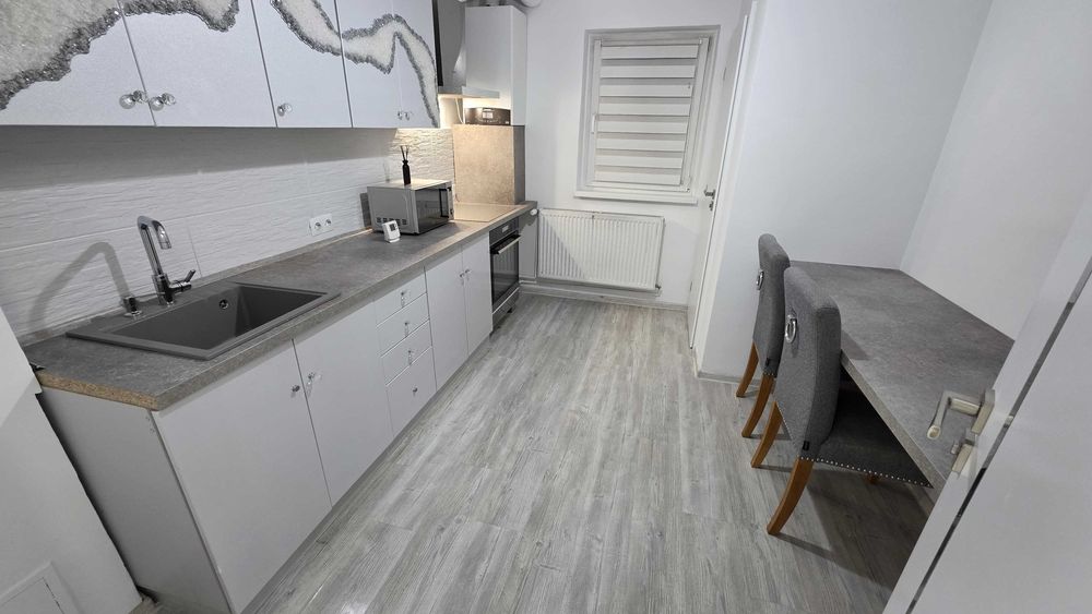 Inchiriez apartament 3 camere.