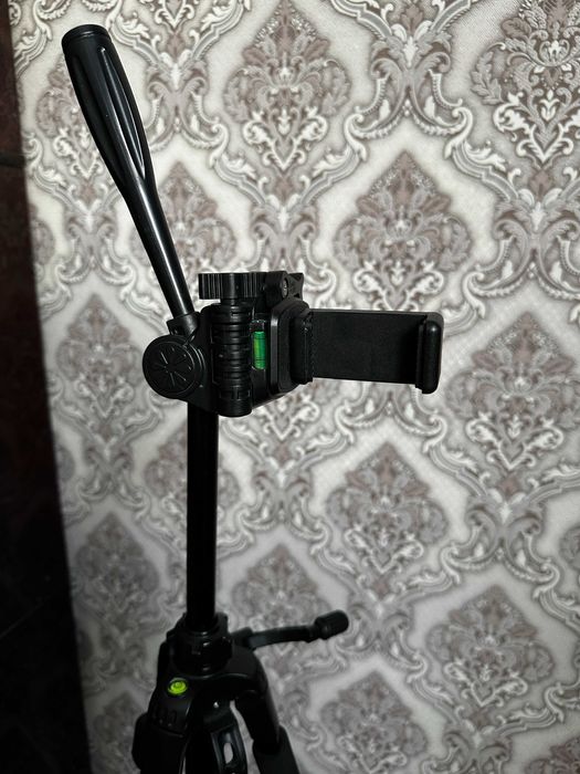 Продам два штатива для съёмки, продаются вместе (разные модели).