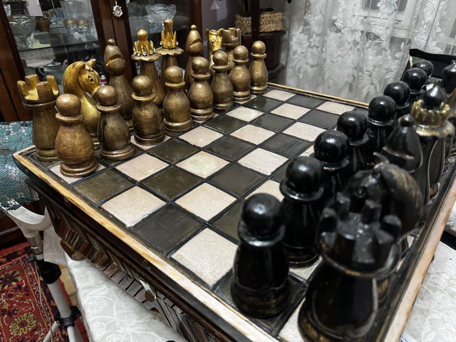 Шахматы из дерева.