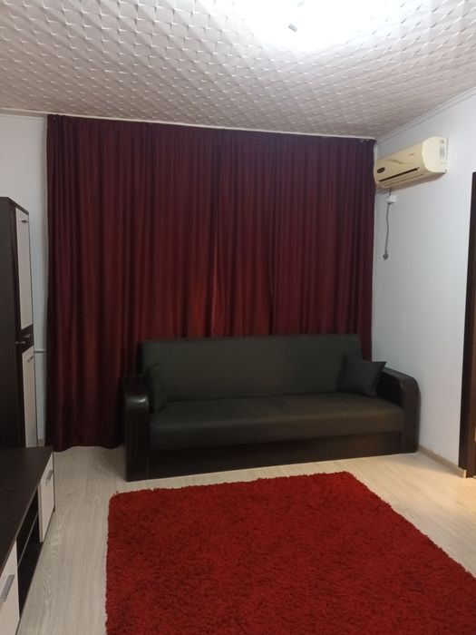 Ofer spre închiriere un apartament cu două camere.