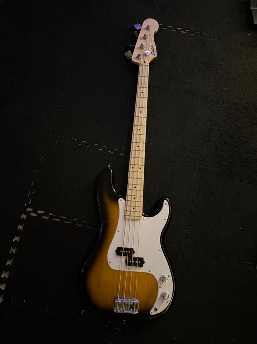 Бас китара Squier by Fender