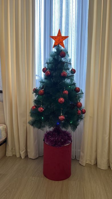 Продам новогоднюю ёлку со всеми причиндалами