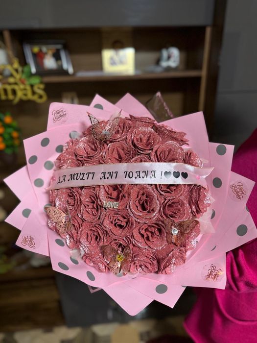 Vând buchete florale