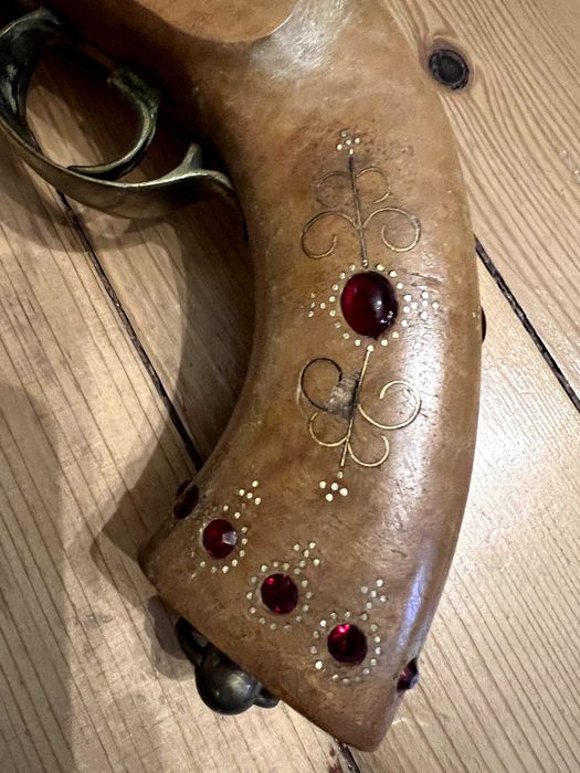 Стар автентичен пищов с красива декорация