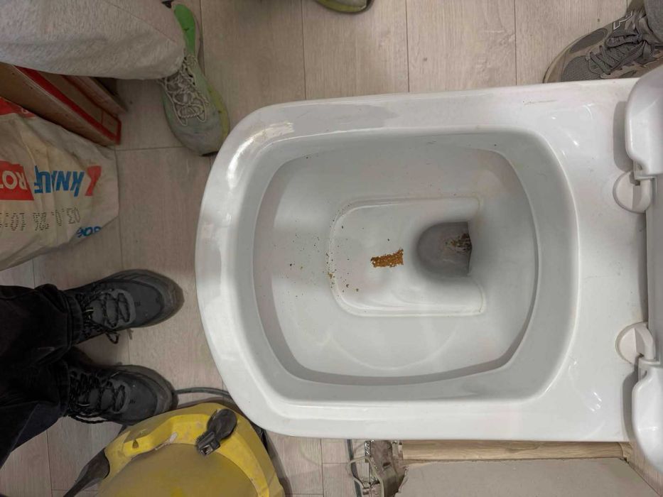 Продам унитаз с бачком