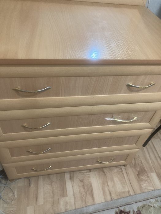 Продаю Комод с зеркалом.