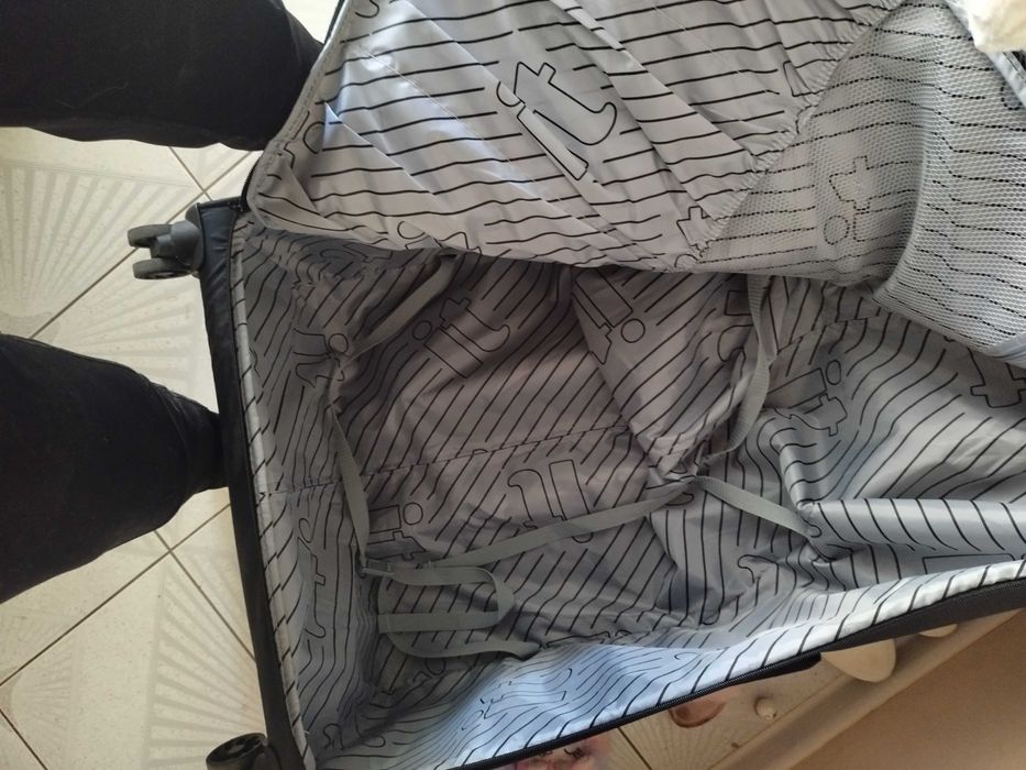 Голям черен куфар