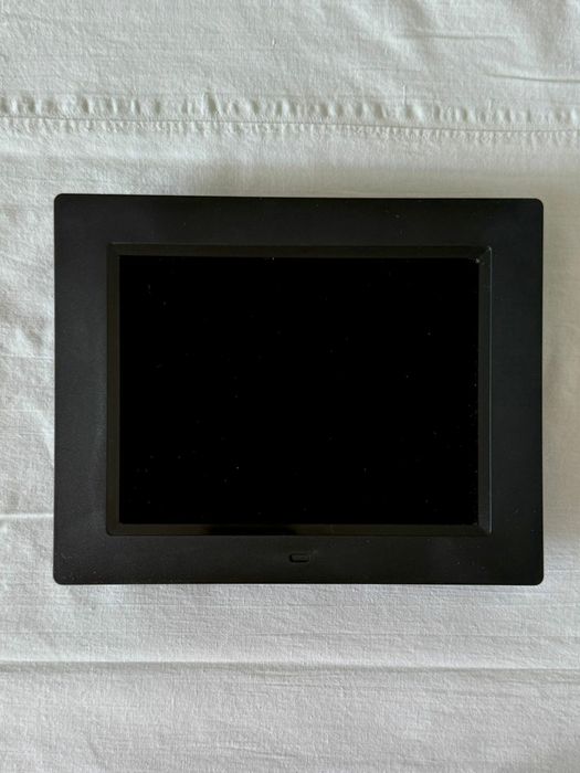 Цифровая фоторамка Digma PF-833