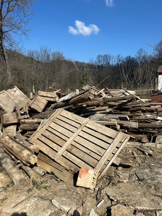 Сух дървен материал (греди и ребра) – дължина 3-4 метра