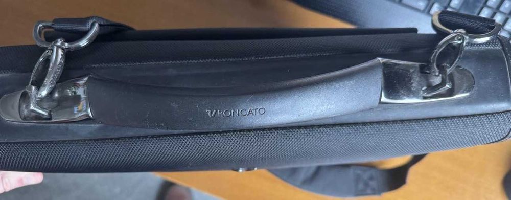 Запазена оригинална бизнес чанта Roncato