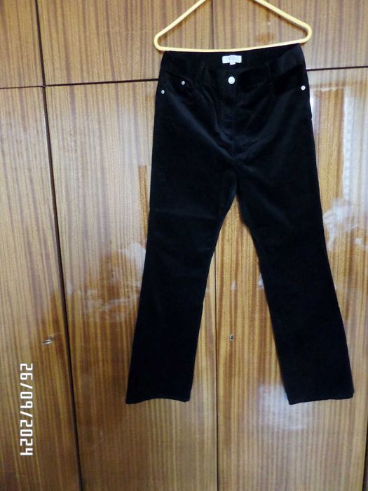 Нови черни джинси от фин рипсен плат