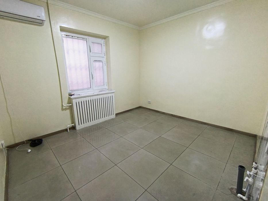 Аренда офиса с площадью: 90 м²  первая линия вдоль дороги. Ул. Бабура