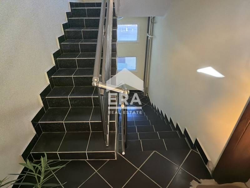 ЕКСКЛУЗИВНО!Фамилна четириетажна къща с отличен  инвестиционен потенци