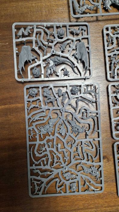 Warhammer 40K Tyranids - 10th edition Starter Set Box - on sprue