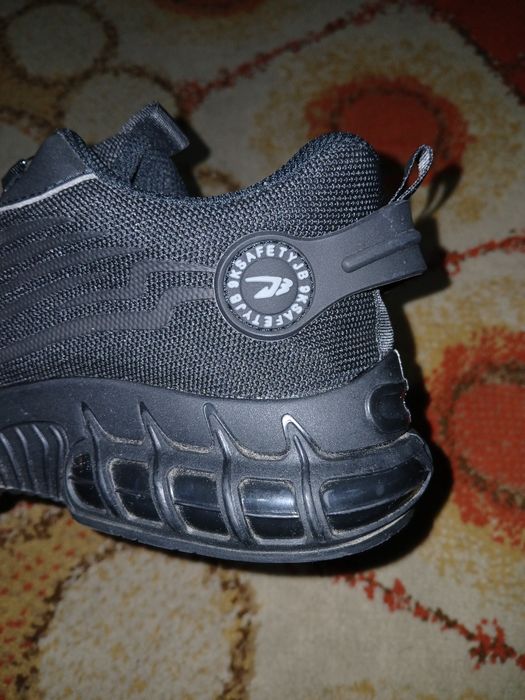 Adidași de muncă cu fier în vârf