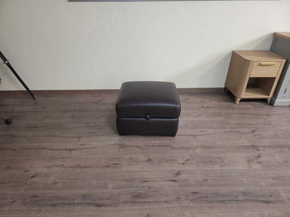 Кафява кожена табуретка с функция ракла