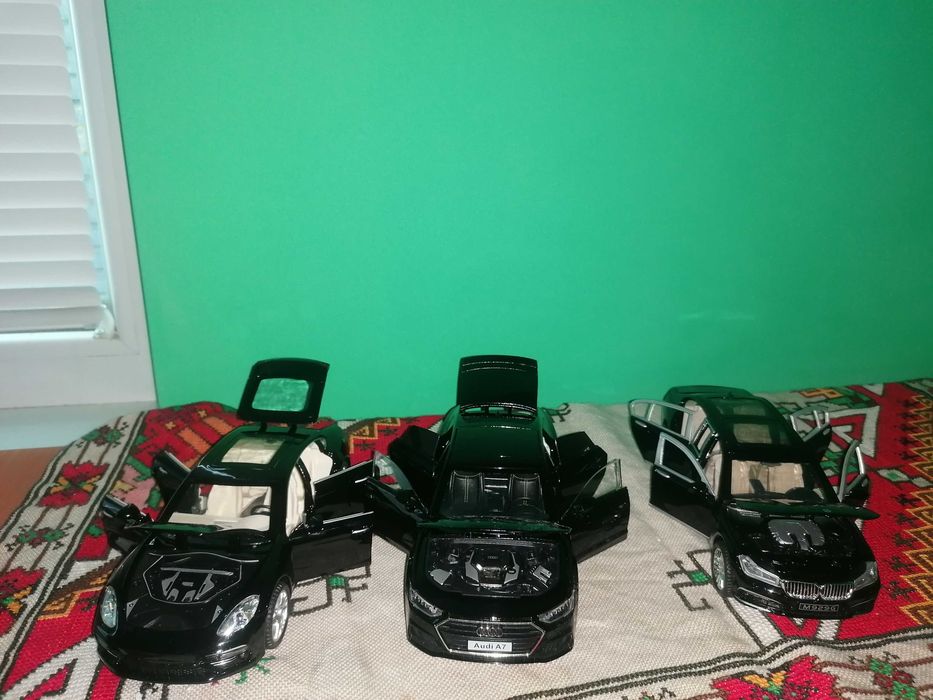 Метални колички с отварящи се врати,работещи фарове и звук от двигател