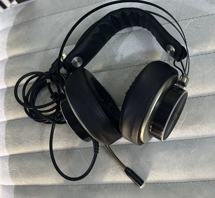 Naushnik sotiladi holati zur modeli zidli