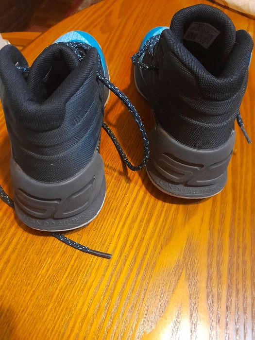 Vand adidasi marca UnderArmour aproape noi