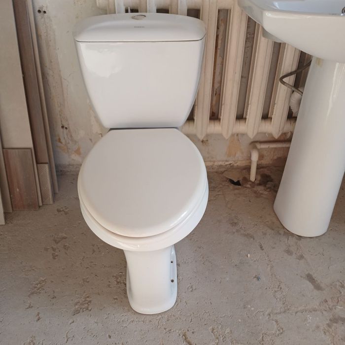 Унитаз,раковина.