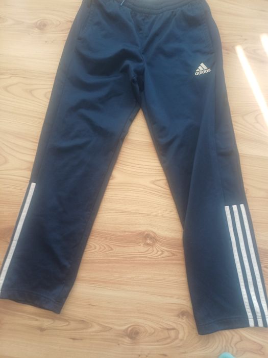 Долнище на адидас запазено.