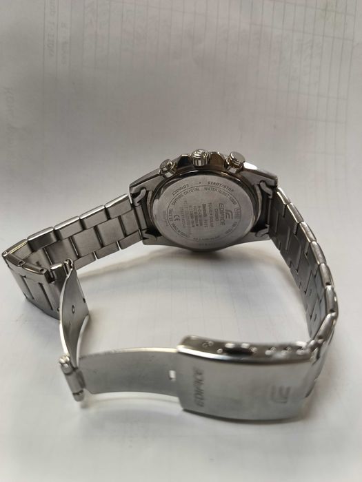 Продавам соларен часовник Casio Edifice EQB-1200-2AER