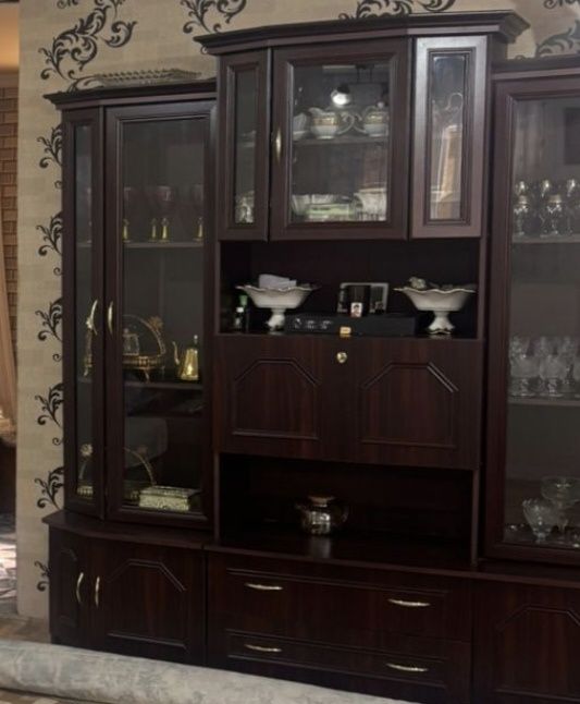 Продам сервант в хорошем состояний