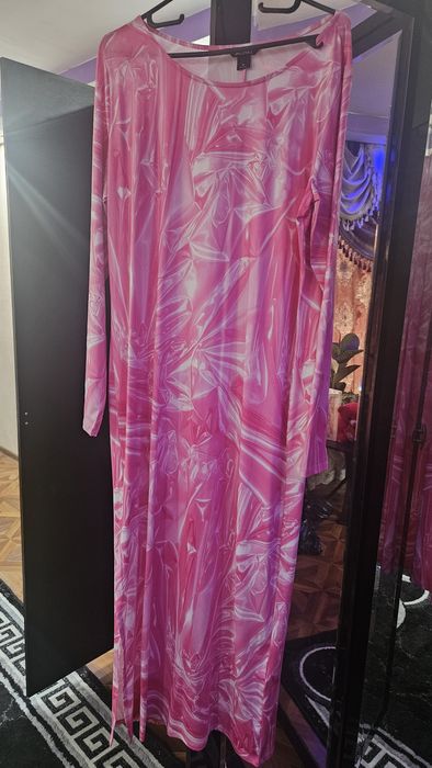 Rochie roz superba pe corp sparta pe picior