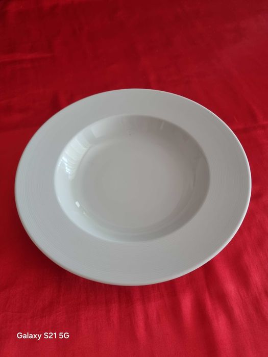 Порцеланови чинии и плата