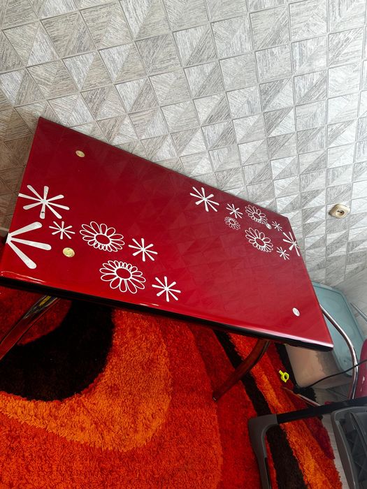 Стол со стульями кухонный красный