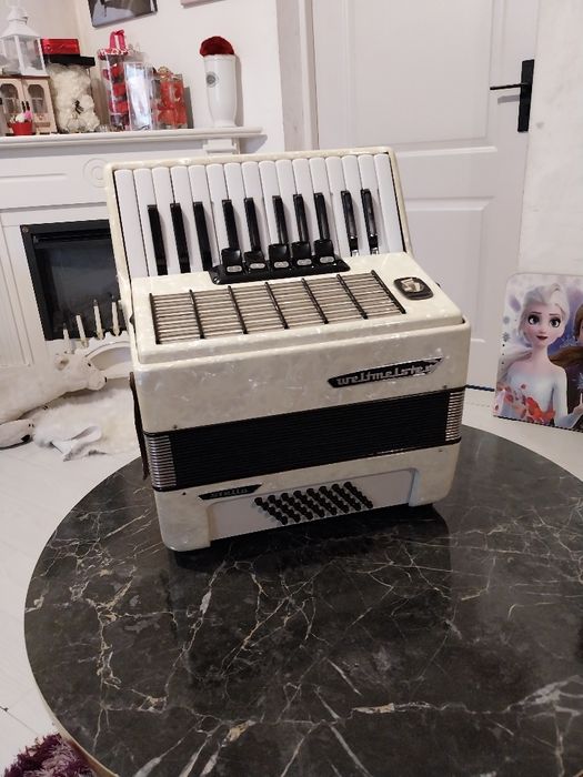 Acordeon weltmeister cu 40 basi în stare impecabila,  compresie maxima