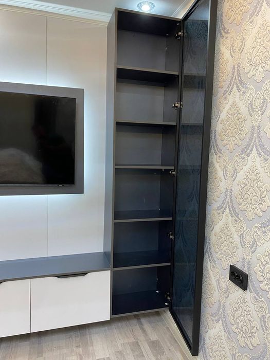 ТВ тумба стеклянными дверцами