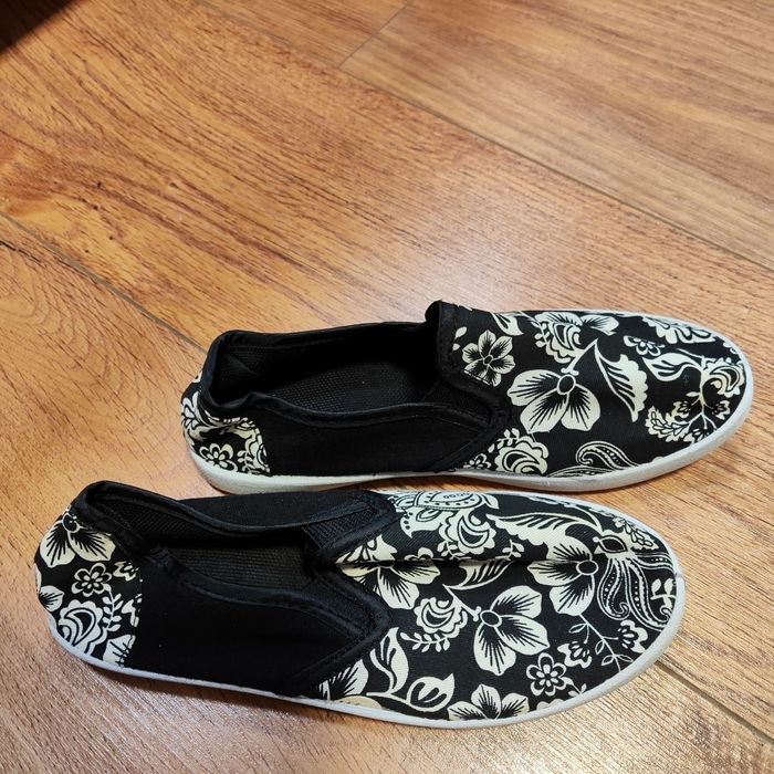 Чисто нови бели сандали и гуменкина промоцена 30 лв.