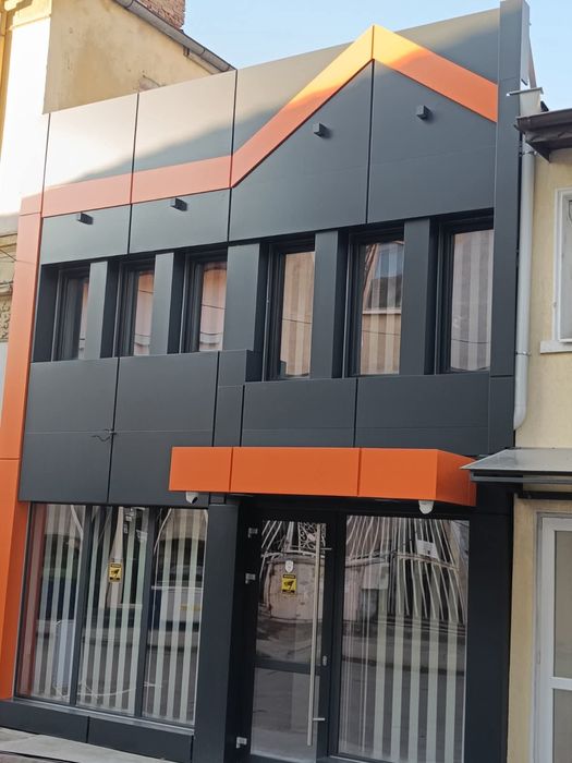 Отдава под наем търговска сграда в идеалния център на града