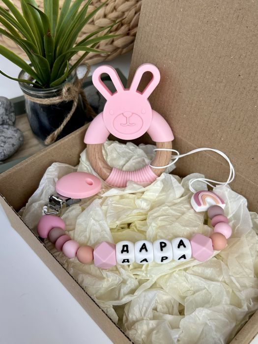 Силиконов клипс за биберон с име и гризалка